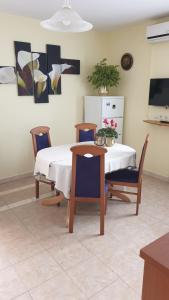 cocina con mesa, sillas y nevera en Apartments Aurora Borik, en Zadar