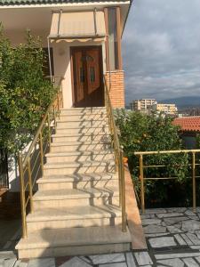 eine Treppe, die zu einem Haus führt in der Unterkunft Vila Demaj in Berat