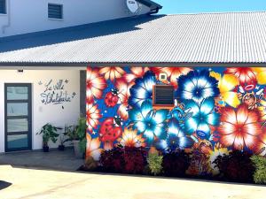 a mural of flowers on the side of a building at la villa TIKALIKATA in Saint-Joseph