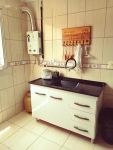 uma cozinha com um lavatório e um balcão em Mountain View em Curitiba