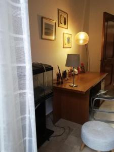 un ufficio con una scrivania, un acquario e una lampada di Villino Schiavone a Racale