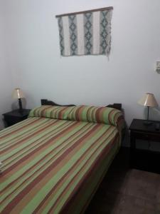 梅洛的住宿－La Loma Resort，一间卧室配有一张带两盏灯的床和一扇窗户。
