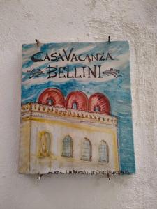 Casa Bellini في باليرمو: لوحة على مبنى على جانب جدار