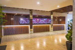 - un hall orné de boiseries et de lumières violettes dans l'établissement Pacific Palace Beach Tower Hotel, à Mazatlán