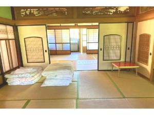 Habitación con 2 camas, mesa y ventanas. en Yarasuya - Vacation STAY 95306v, en Echizen