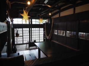 Kominka Washinkan - Vacation STAY 13791 في Yaita: غرفة بطاولة ونجمة معلقة من السقف