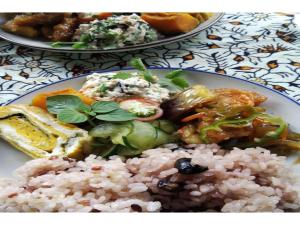 un plato de arroz y verduras en una mesa en Yarasuya - Vacation STAY 95306v, en Echizen