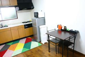 een keuken met een tafel en een kleurrijk tapijt bij RETRO retro - Vacation STAY 96290v in Azagawa