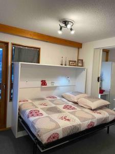 - une chambre avec un lit dans l'établissement Studio skis au pieds Meribel-Mottaret, à Les Allues