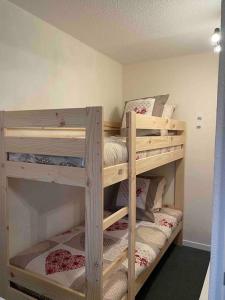 two sets of bunk beds in a room at Studio skis au pieds Meribel-Mottaret in Les Allues