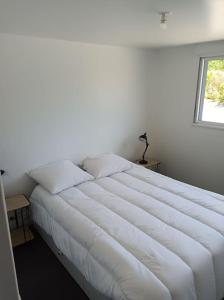 - un lit blanc dans une chambre avec fenêtre dans l'établissement Gîte Mont Saint Michel Beauvoir, à Beauvoir 15 autres photos