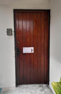 drewniane drzwi z napisem w obiekcie Apartamento Via 7 w mieście Gwatemala