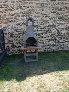 un banc assis devant un mur de briques dans l'établissement Gîte Mont Saint Michel Beauvoir, à Beauvoir
