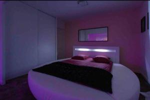 Llit o llits en una habitació de Fabulous Love Room