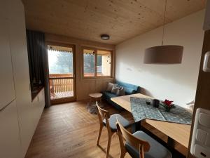 una cucina e una sala da pranzo con tavolo e sedie di Bergluft Apartment MELLAU a Mellau