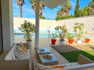 um pátio com vista para o oceano em Villa Los Pinares de Monaco en Roche, Conil, Cádiz em Conil de la Frontera