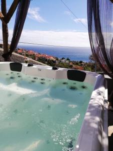 フンシャルにあるGranny House Madeiraの海の景色を望むバスタブ