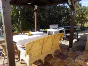 una mesa y sillas bajo un cenador en un patio en Casa rural CAÑADA PAEZ en Vélez