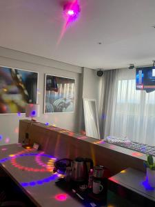 een kamer met een bureau met paarse lampjes erop bij Bugan - Paiva Home Stay A&F in Recife