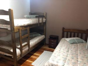 een kamer met 2 stapelbedden en een bed bij Sonho Meu in Campos do Jordão