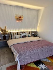 una camera con un grande letto di Cottage RoKSa 2 a Slavske