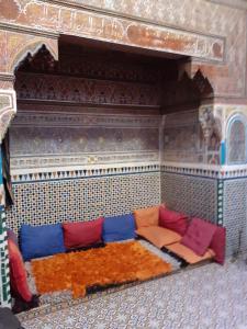 - un salon avec un canapé dans l'établissement Maison authentique centre médina, à Marrakech 5 autres photos