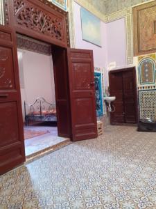 - une chambre avec deux portes ouvertes et un lit dans l'établissement Maison authentique centre médina, à Marrakech