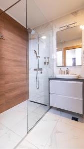 ein Bad mit einer Dusche und einem Waschbecken in der Unterkunft Apartman Aleksandar in Zlatibor