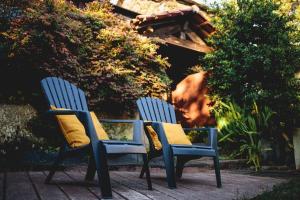 Dos sillas azules con almohadas amarillas juntas en Porto Natura Loft en Valongo
