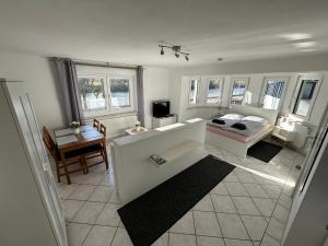 Sala de estar amplia con cama y mesa en Apartment Donaublick en Bad Abbach