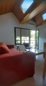 sala de estar con sofá rojo y mesa de cristal en Edificio Calderon UF33 en San Martín de los Andes