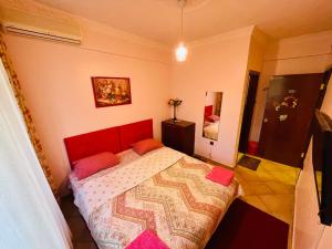 イスタンブールにあるリュヤム ホテルのベッドルーム1室(赤いヘッドボード付きのベッド1台付)