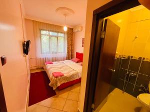 - une petite chambre avec un lit et une douche dans l'établissement Rüyam Hotel, à Istanbul