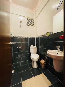 La salle de bains est pourvue de toilettes et d'un lavabo. dans l'établissement Rüyam Hotel, à Istanbul