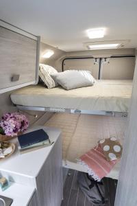 Habitación pequeña con 2 camas y escritorio. en ODY Van, en Montzen