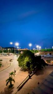 um parque com árvores e luzes de rua à noite em 7CN-3 CASA DE 7 HABITACIONES EN EL CENTRO HISTORICO em Cartagena das Índias