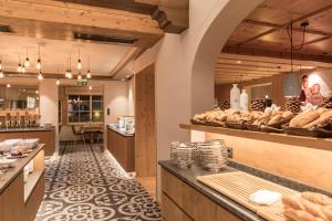 uma padaria grande com muito pão em Hotel Sportalmmm, Hoch-Genuss em Zauchensee