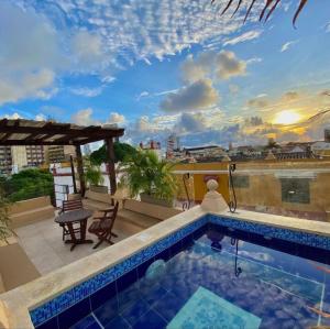 uma piscina no telhado de um edifício em 7CN-3 CASA DE 7 HABITACIONES EN EL CENTRO HISTORICO em Cartagena das Índias
