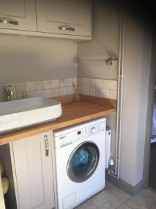 uma máquina de lavar e secar roupa numa pequena cozinha em Secret little hideaway - with proximity to Oxford em Cassington