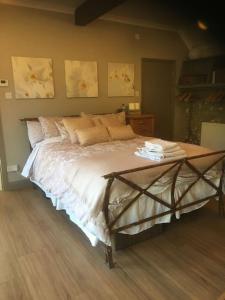 um quarto com uma cama grande num quarto em Secret little hideaway - with proximity to Oxford em Cassington