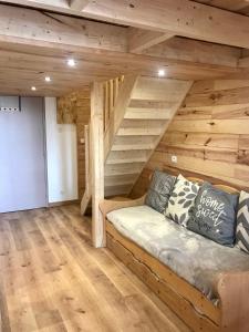 una sala de estar con sofá en el ático en appartement ski au pied, en Les Deux Alpes