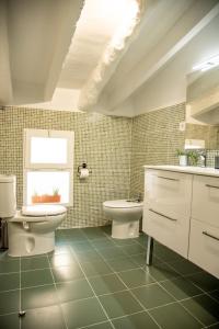 baño con aseo y lavabo y ventana en Casa Rural - Apartments 4 you - La Nucia, en La Nucía