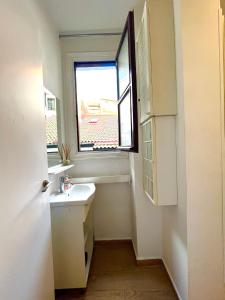 ビルバオにあるFica 4Aのバスルーム(洗面台、窓付)