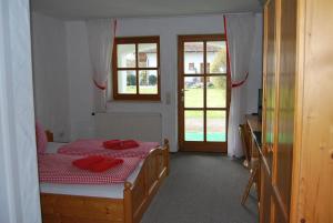 1 dormitorio con 2 camas y toallas rojas. en PAGA Hotel en Aidenbach