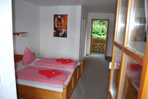 een kamer met twee bedden met rode servetten erop bij PAGA Hotel in Aidenbach