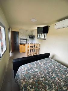 1 dormitorio con 1 cama y cocina. en Altos de Kiyu, en José Ignacio
