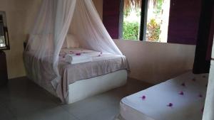 a bedroom with two beds with flowers on the floor at ECOHOTEL LAS FLORES Econativo in Isla Grande