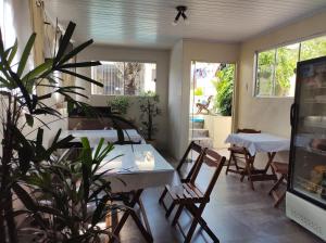 サン・ガブリエウにあるApart São Gabrielのダイニングルーム(テーブル、椅子、植物付)