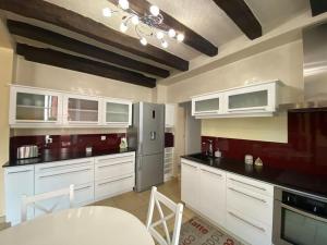 Kuchyňa alebo kuchynka v ubytovaní Charmant appartement - centre Cité Plantagenet!!! + 14 fotografií
