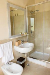 a bathroom with a sink and a shower at Tenuta del Savonisco in Picinisco